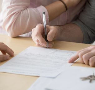 Renters in Greensboro, GA signing up for a renters insurance policy